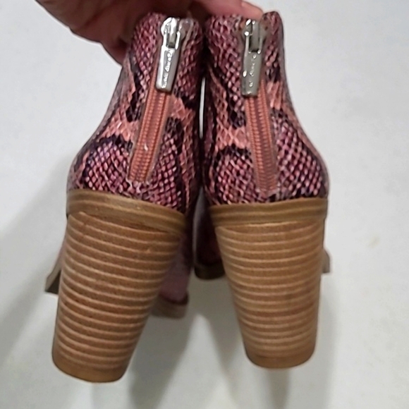 Vince Camuto Gigietta pink snakeskin booties size 7 - Picture 8 of 10